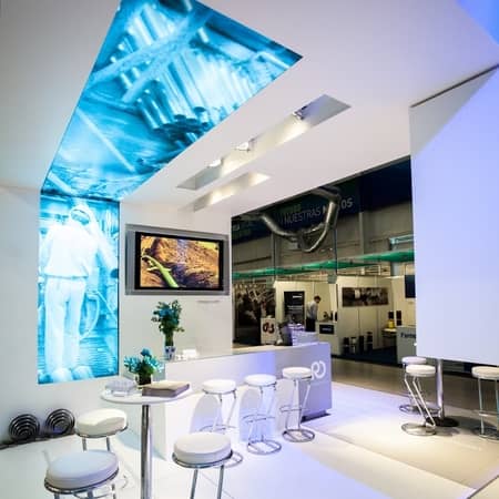 Espacio interior stand exhibición color blanco